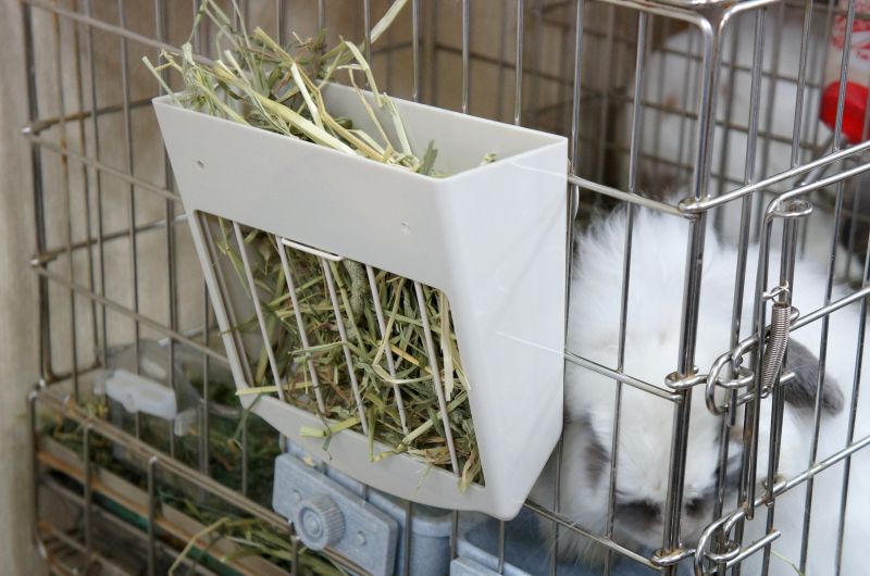 牧草フィーダー 牧草取り出し口がワイヤーで取り出しやすい